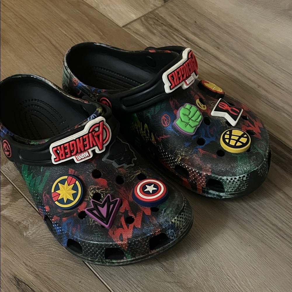 CROCS BOYS Advengers MARVEL Black and Multicolor